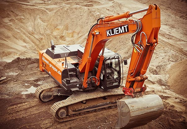 工程机械培训:挖掘机与推土机的操作技巧